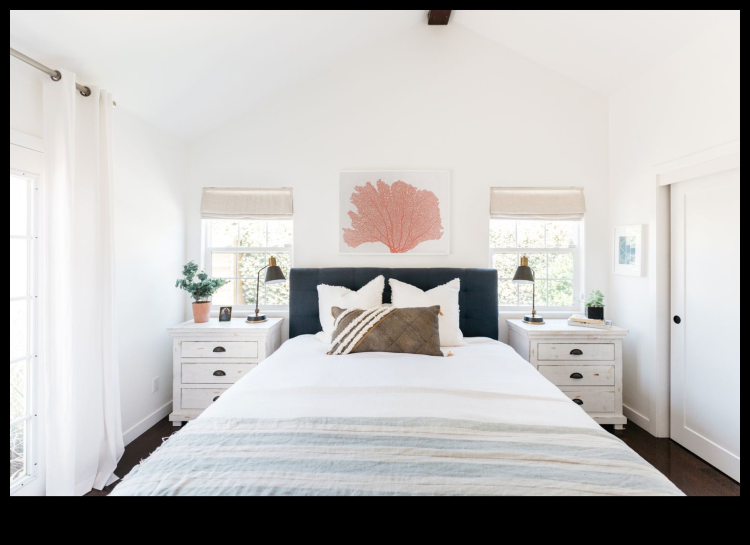 Piekrastes guļamistabas dekors atpūtai pie jūras