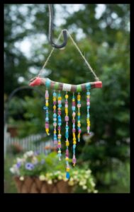 Bērnu vēja zvani: izveidojiet melodiskus āra dekorus